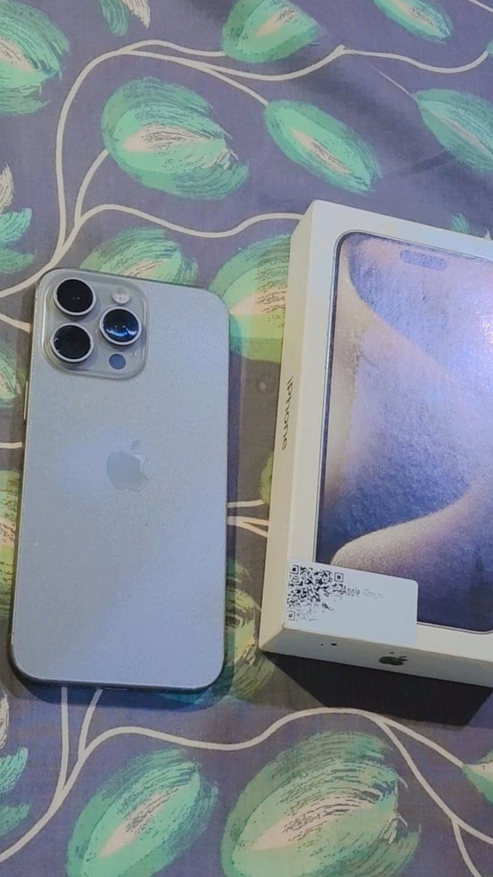 Apple iphone 15 pro max natural tatiniam Excellent condition